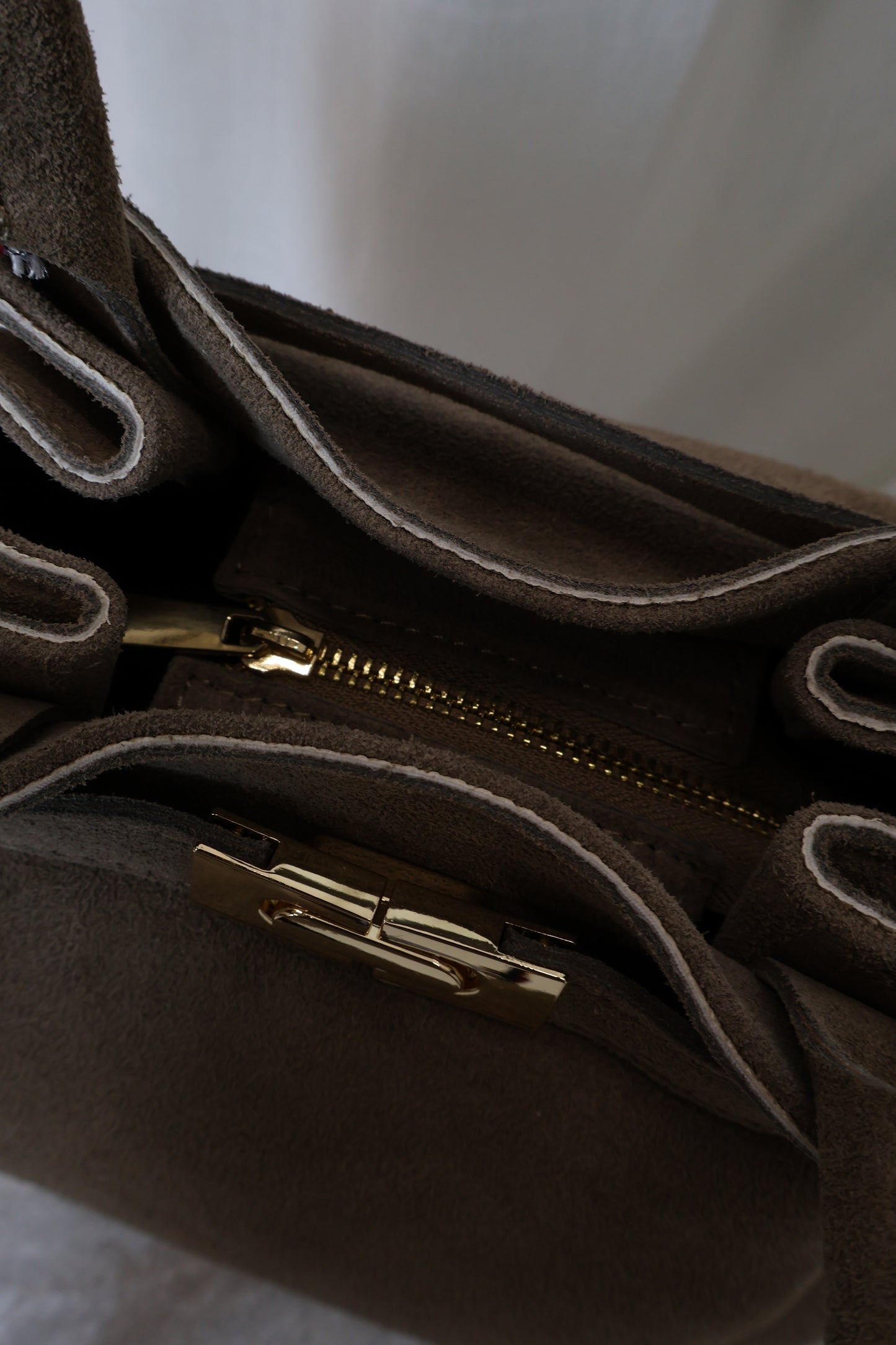 Suèdeleren tas met gesp - Taupe